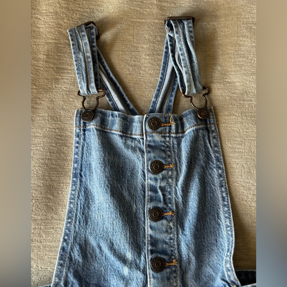 Cat & Jack Girls Denim Overall Shorts Distressed Jean Shortalls Size M 7/8 - Picture 3 of 9